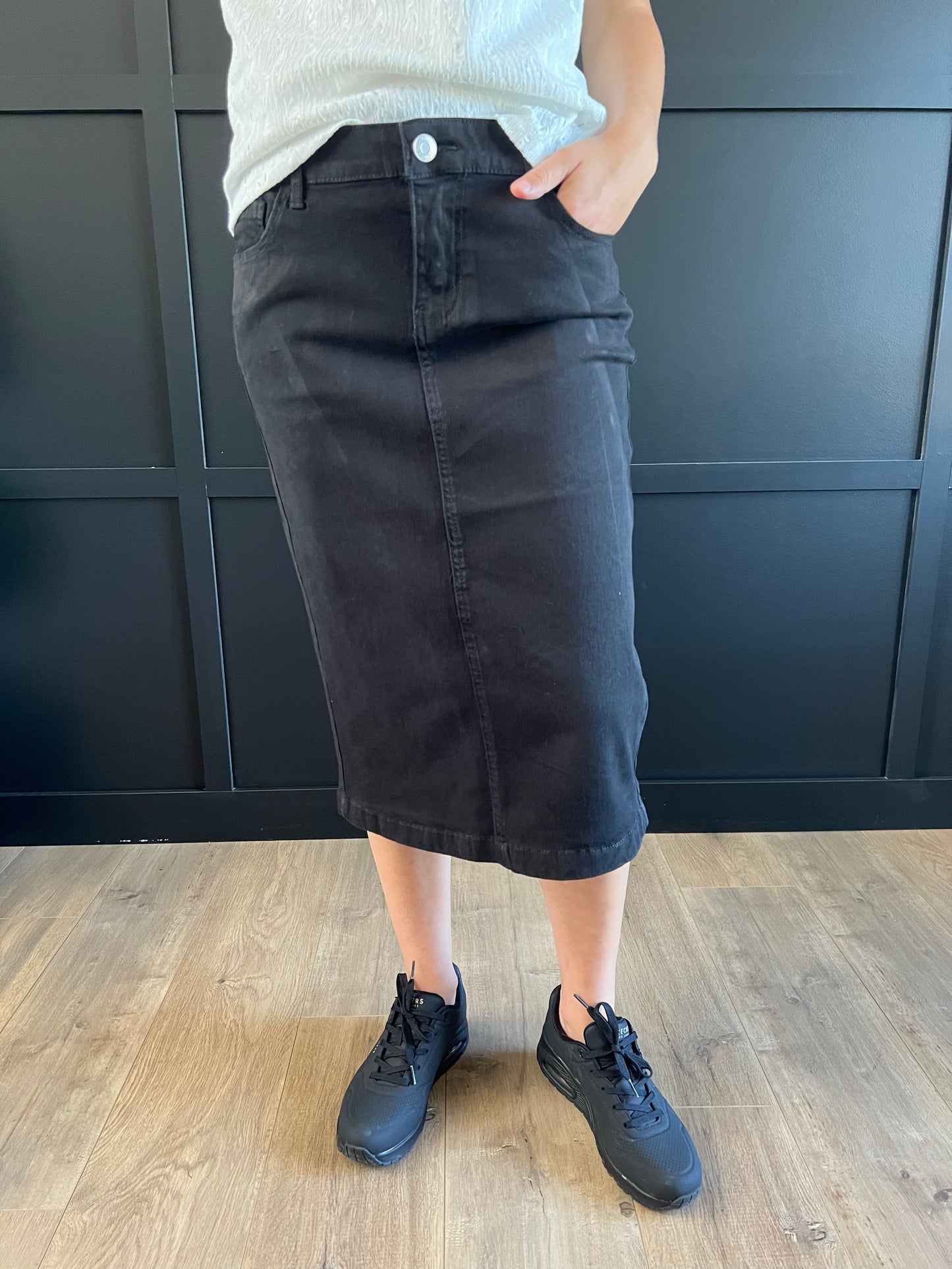 "Layla" in Black - Ladies & Lavender Boutique